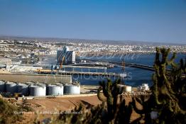 Image du Maroc Professionnelle de  Cette vue sur le port et la médina de Safi, une des plus anciennes villes du Maroc, marquée par la présence des portugais. Elle est la capitale de la région Doukkala-Abda et se situe sur le littoral atlantique, 28 Juin 2003. (Photo / Abdeljalil Bounhar) 